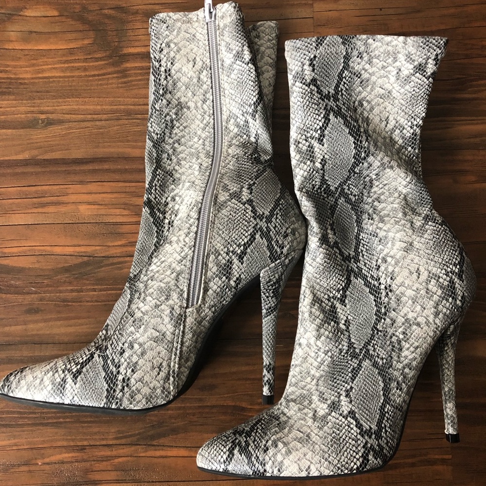 Snakeskin / python stiletto heels. Sz 8 NEVER WORN